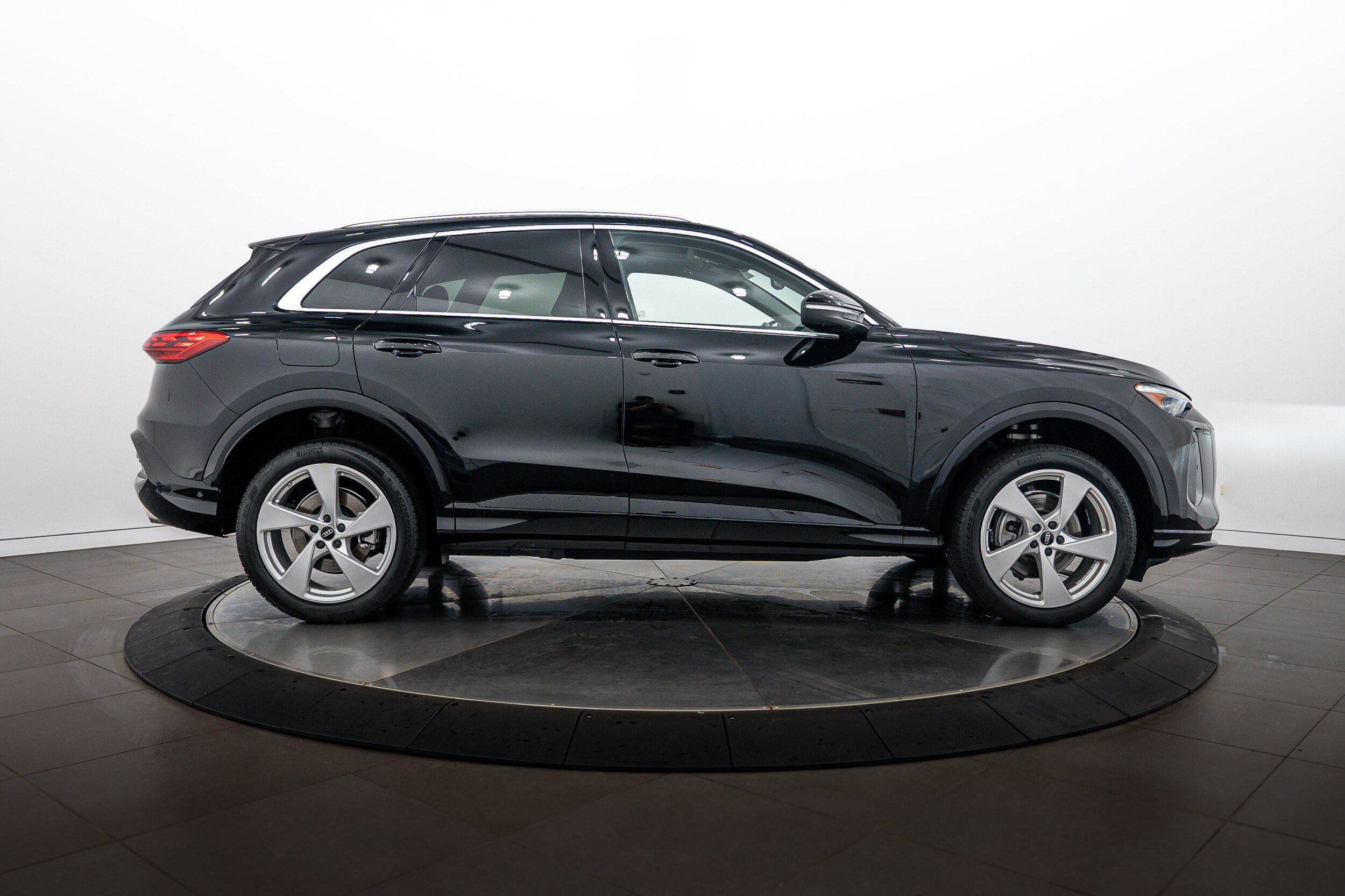 Used 2025 Audi Q5 Premium w/ Premium Plus AWD/4WD image 3