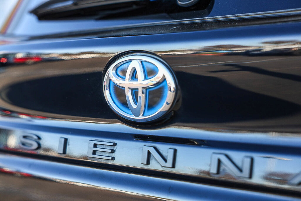 Used 2025 Toyota Sienna LE FWD image 23