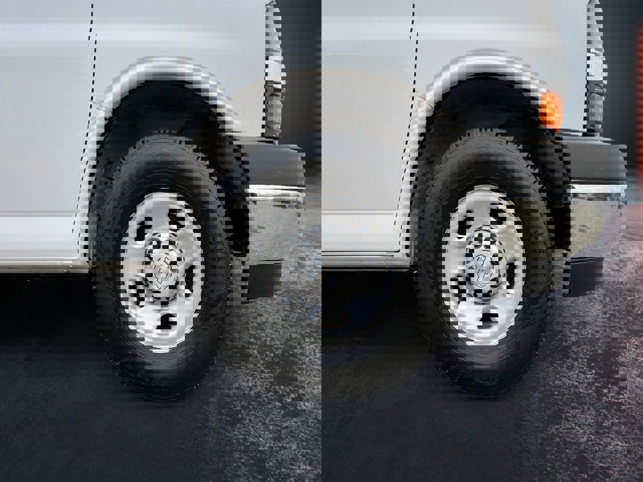 Used 2018 Chevrolet Express 2500 w/ Driver Convenience Package image 15