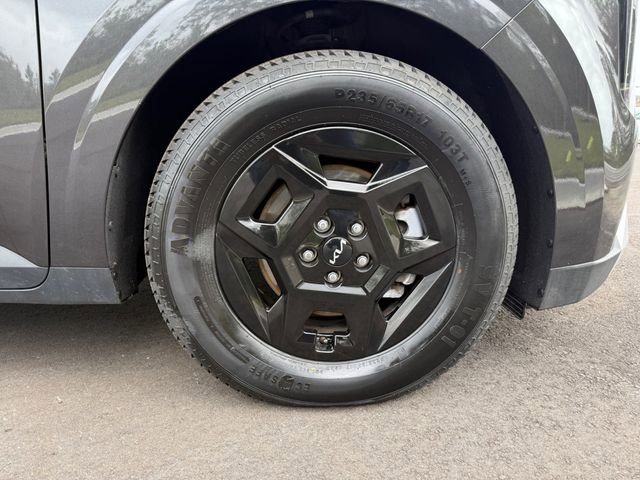 Used 2025 Kia Carnival FWD image 16