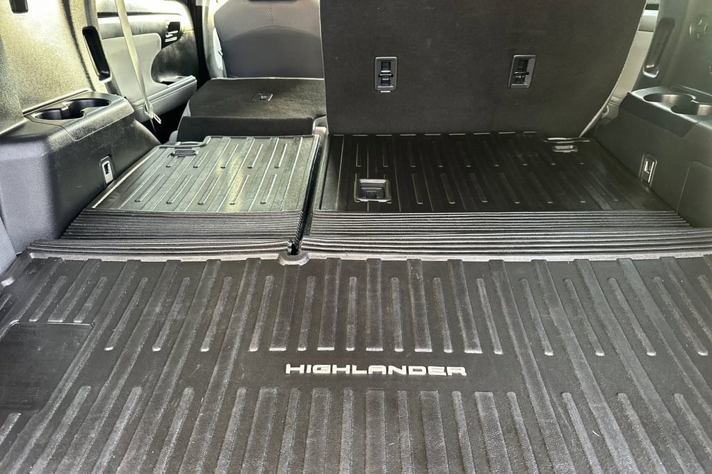 Used 2022 Toyota Highlander LE image 16