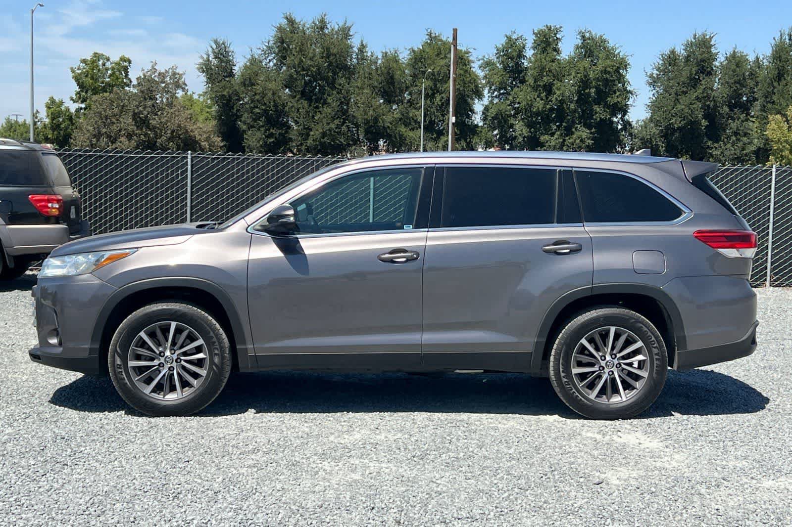 Used 2019 Toyota Highlander XLE FWD image 6