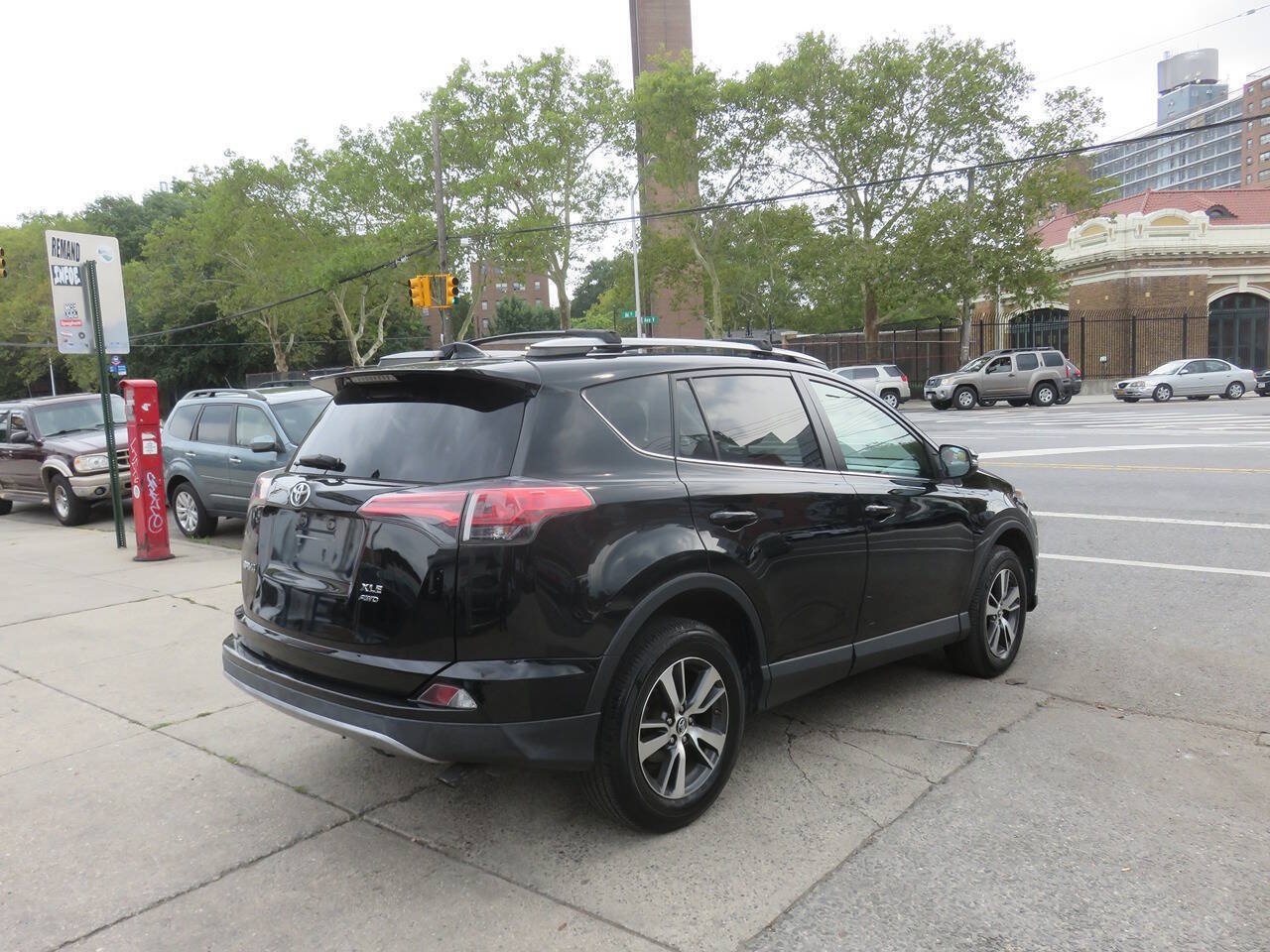 Used 2018 Toyota RAV4 XLE w/ Plus Extra Value Package AWD/4WD image 4