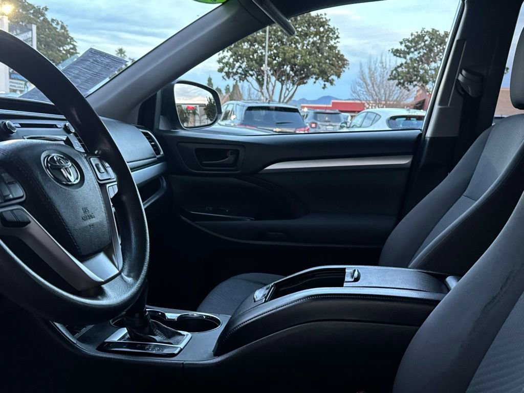 Used 2018 Toyota Highlander LE w/ Carpet Mat Package (TMS) FWD image 12
