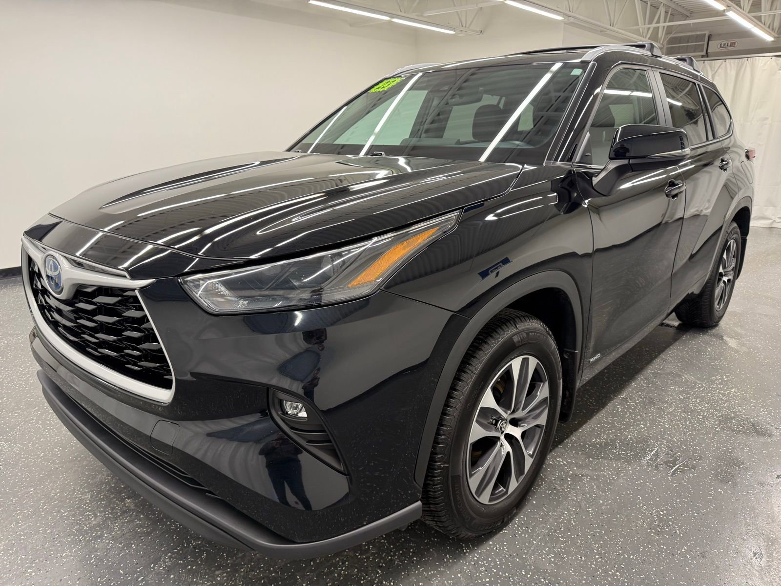 Used 2023 Toyota Highlander XLE image 4