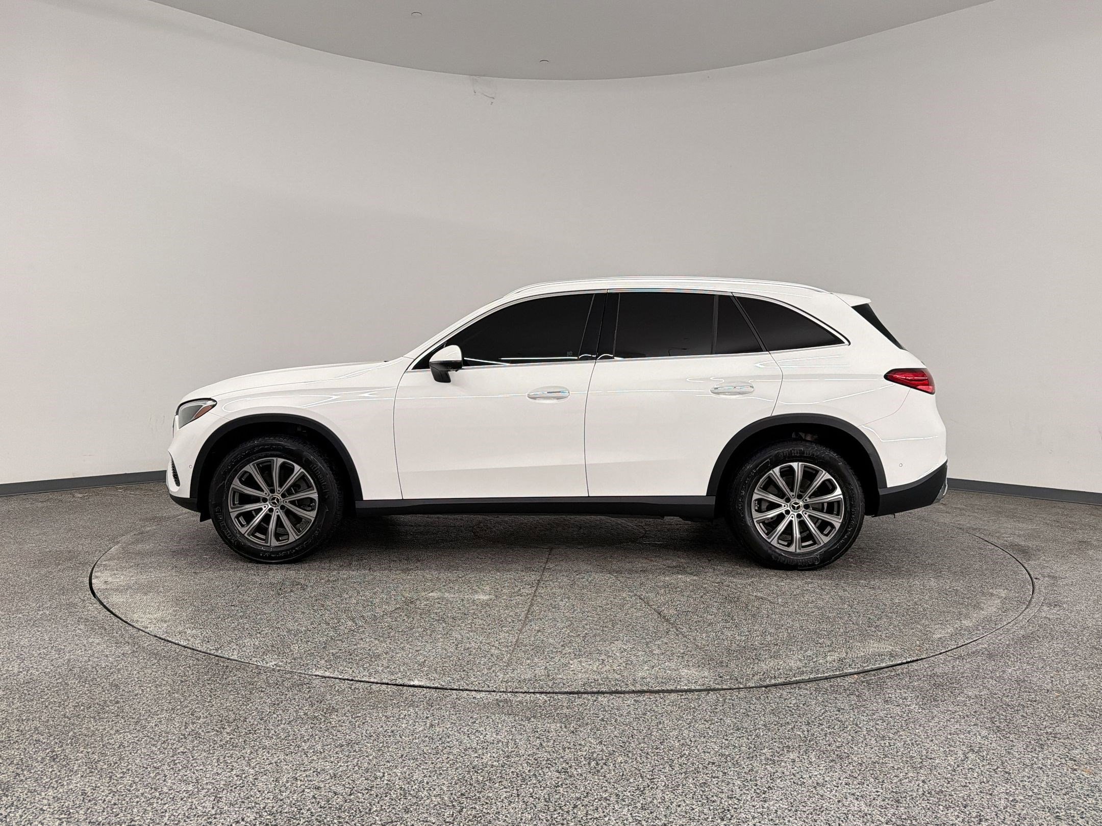 Used 2024 Mercedes-Benz GLC 300 image 2