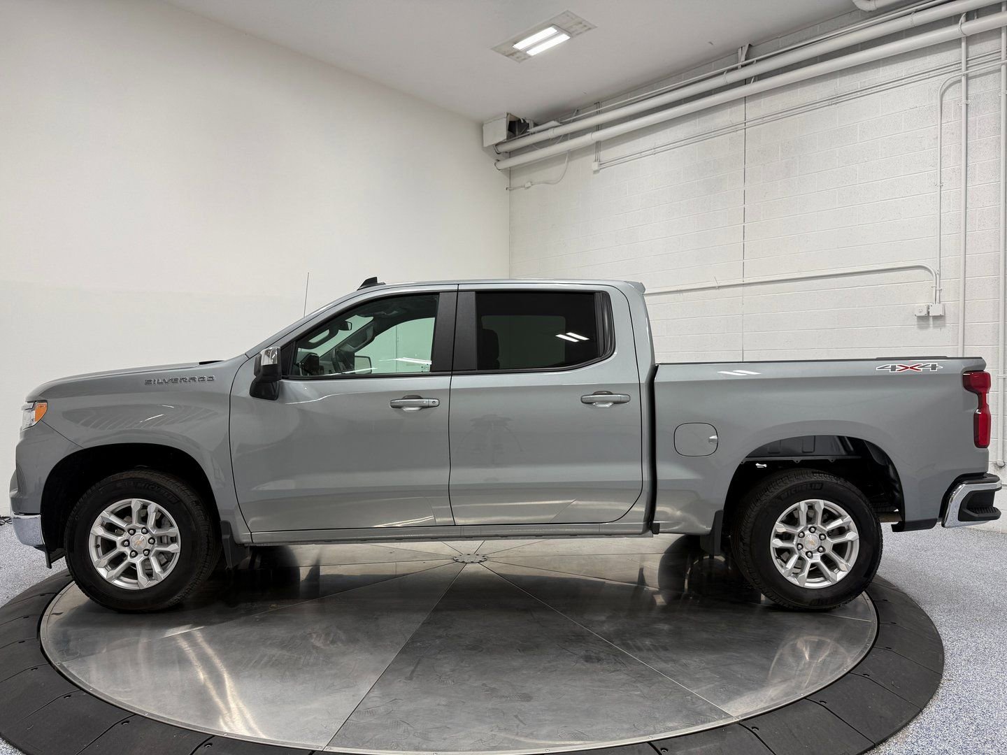 Used 2025 Chevrolet Silverado 1500 RST w/ Convenience Package II AWD/4WD image 4