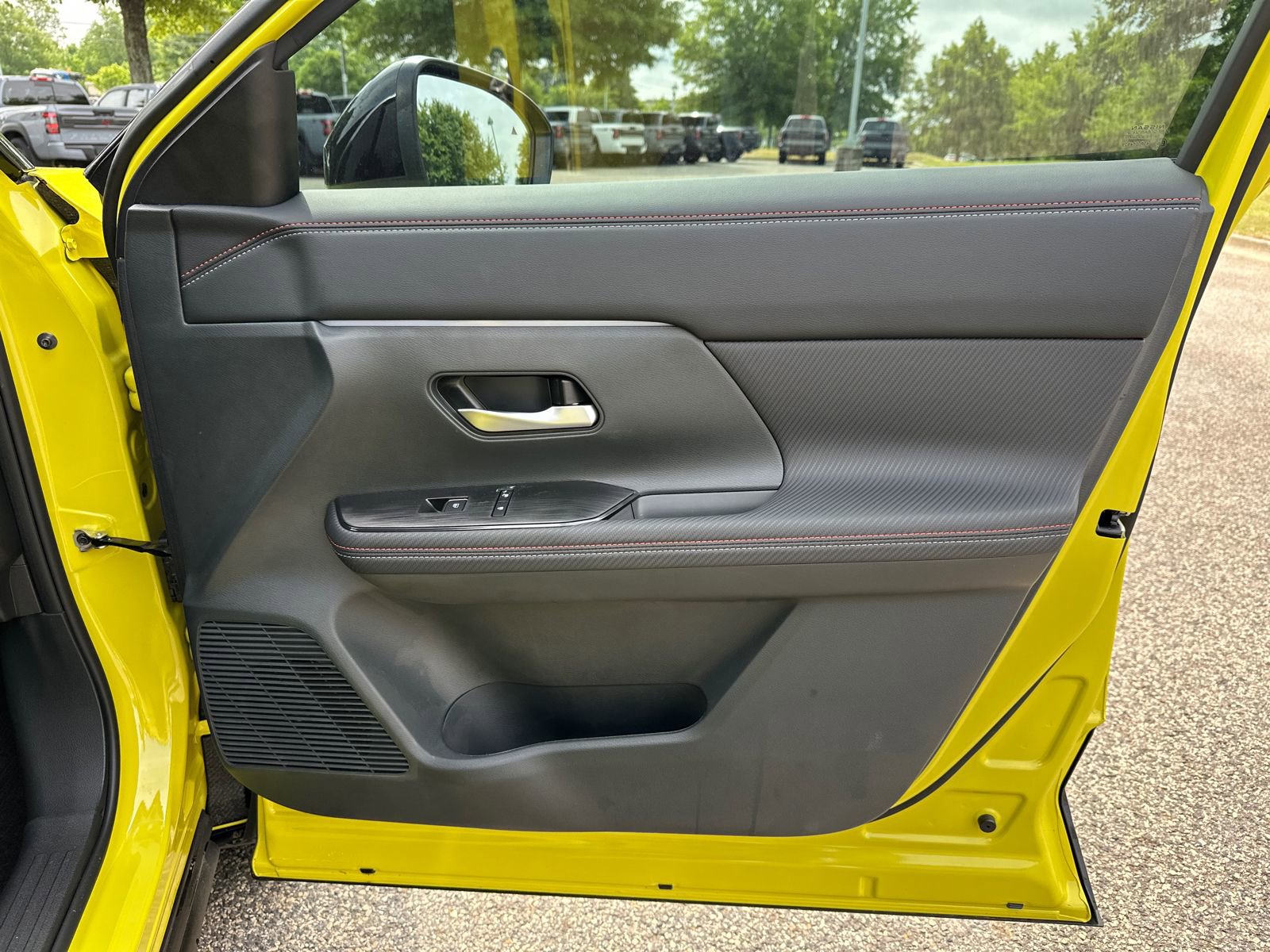 Certified 2025 Nissan Kicks SR FWD image 12