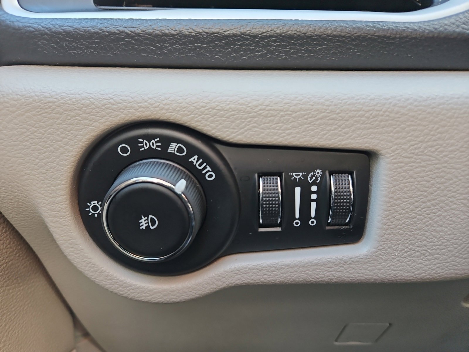 Used 2024 Chrysler Pacifica Select image 23