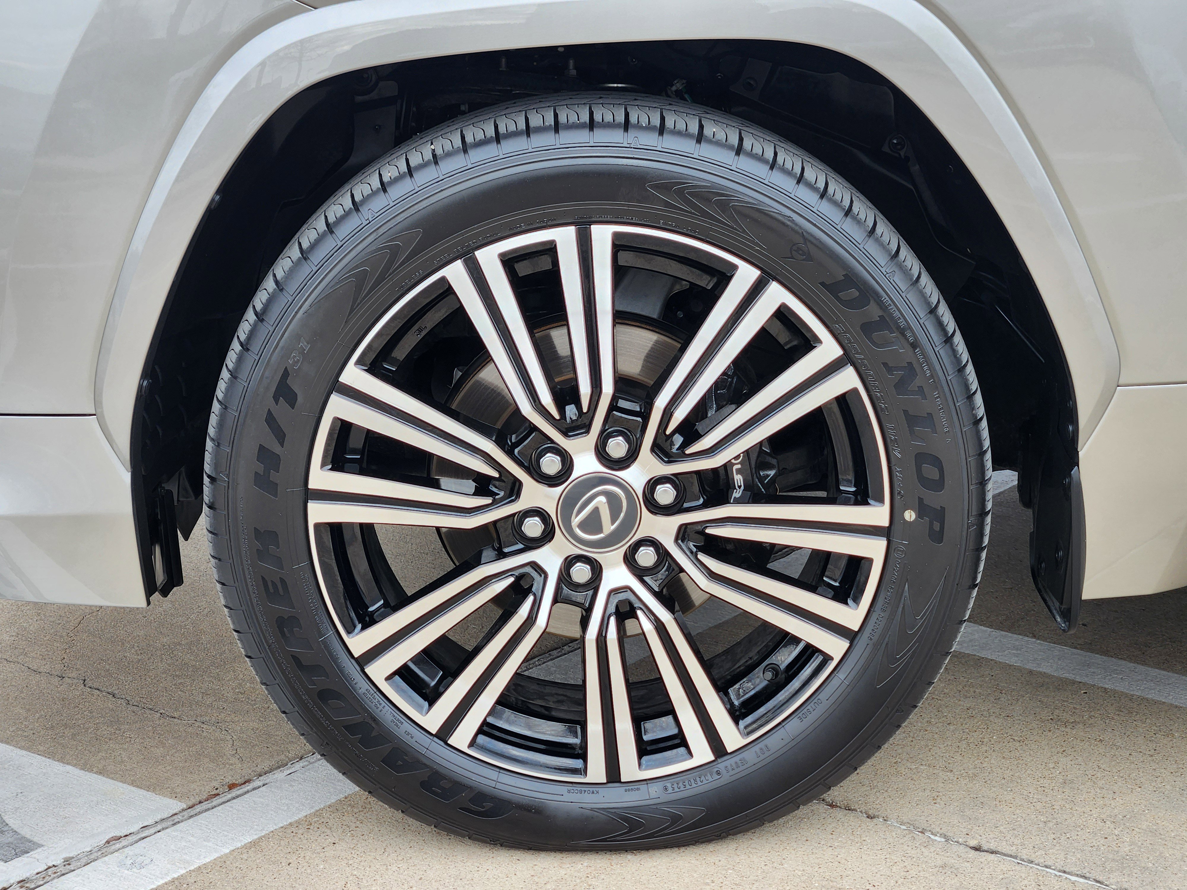 Used 2025 Lexus LX 600 4WD w/ Luxury Package image 10