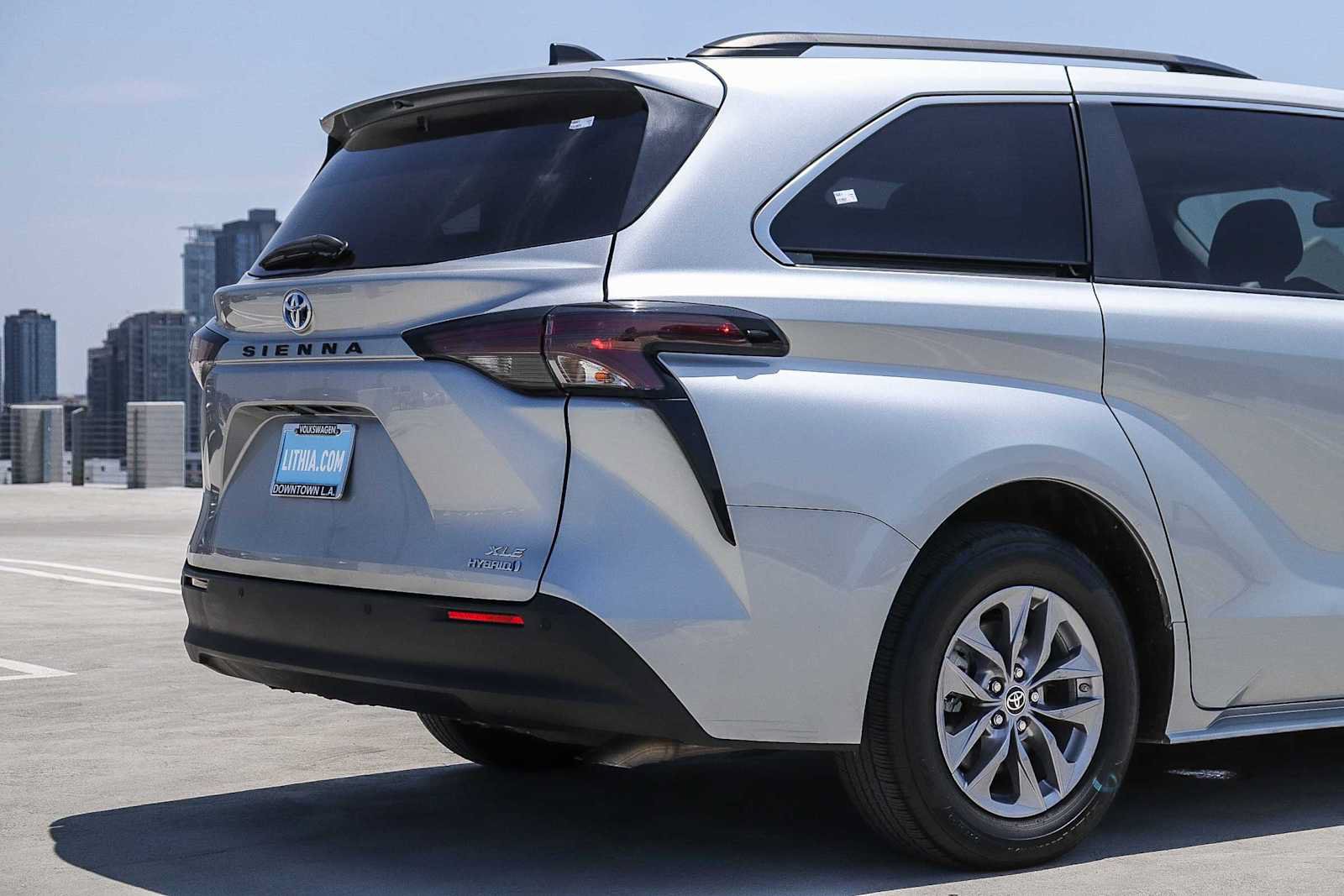 Used 2023 Toyota Sienna XLE w/ XLE Plus Package FWD image 9