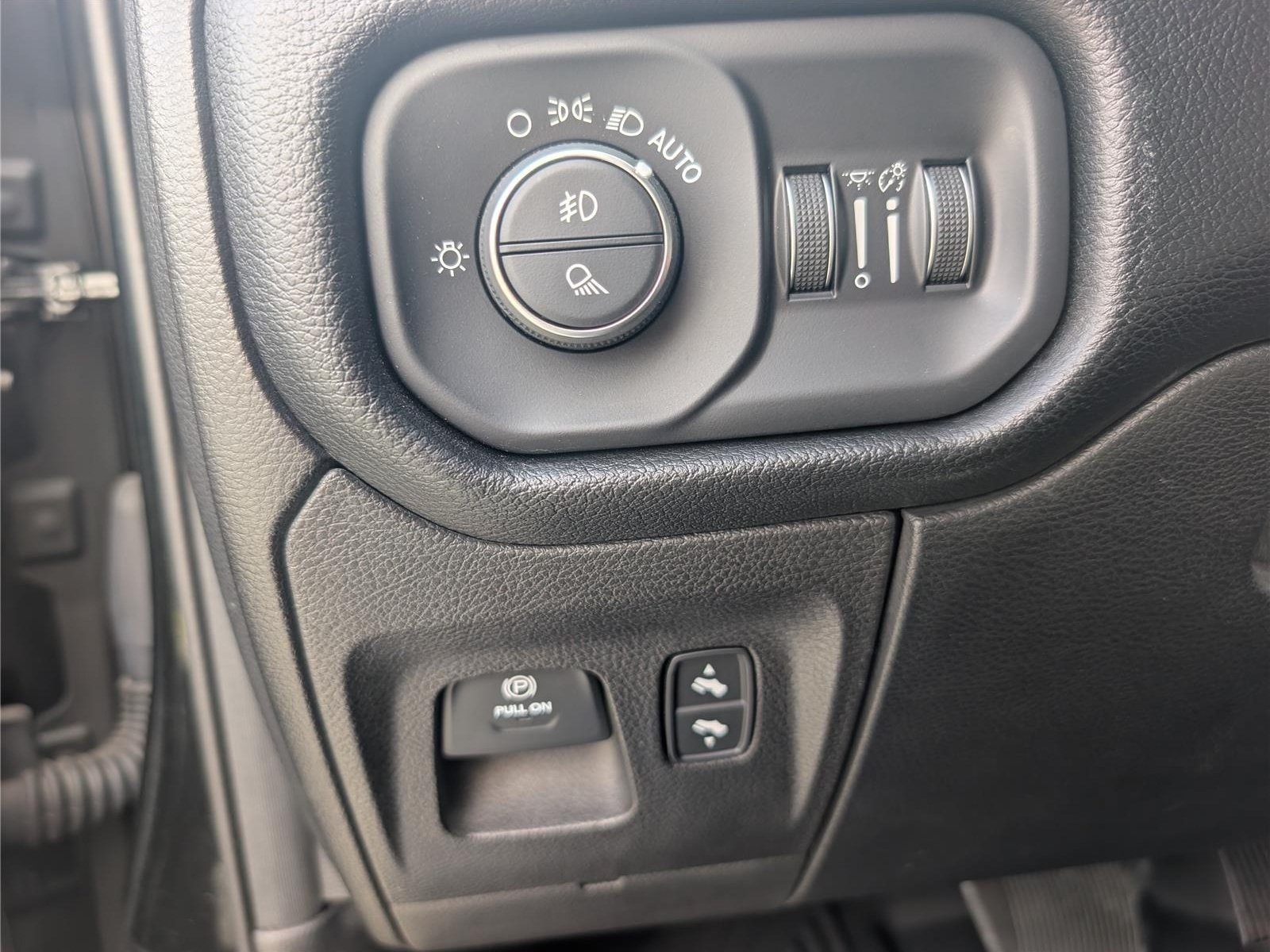 Used 2019 RAM 1500 Laramie AWD/4WD image 23