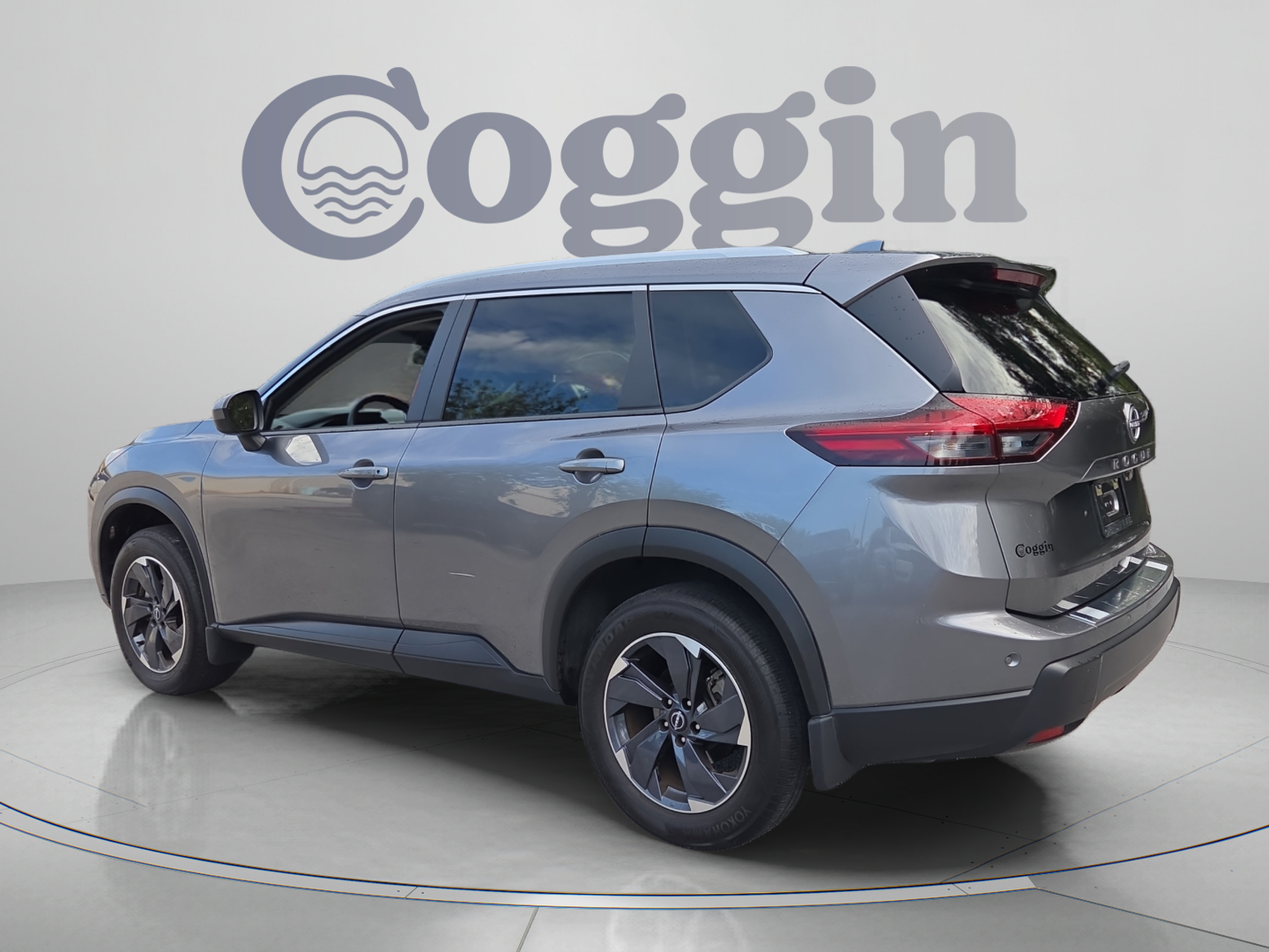 Used 2025 Nissan Rogue SV w/ SV Premium Package FWD image 3