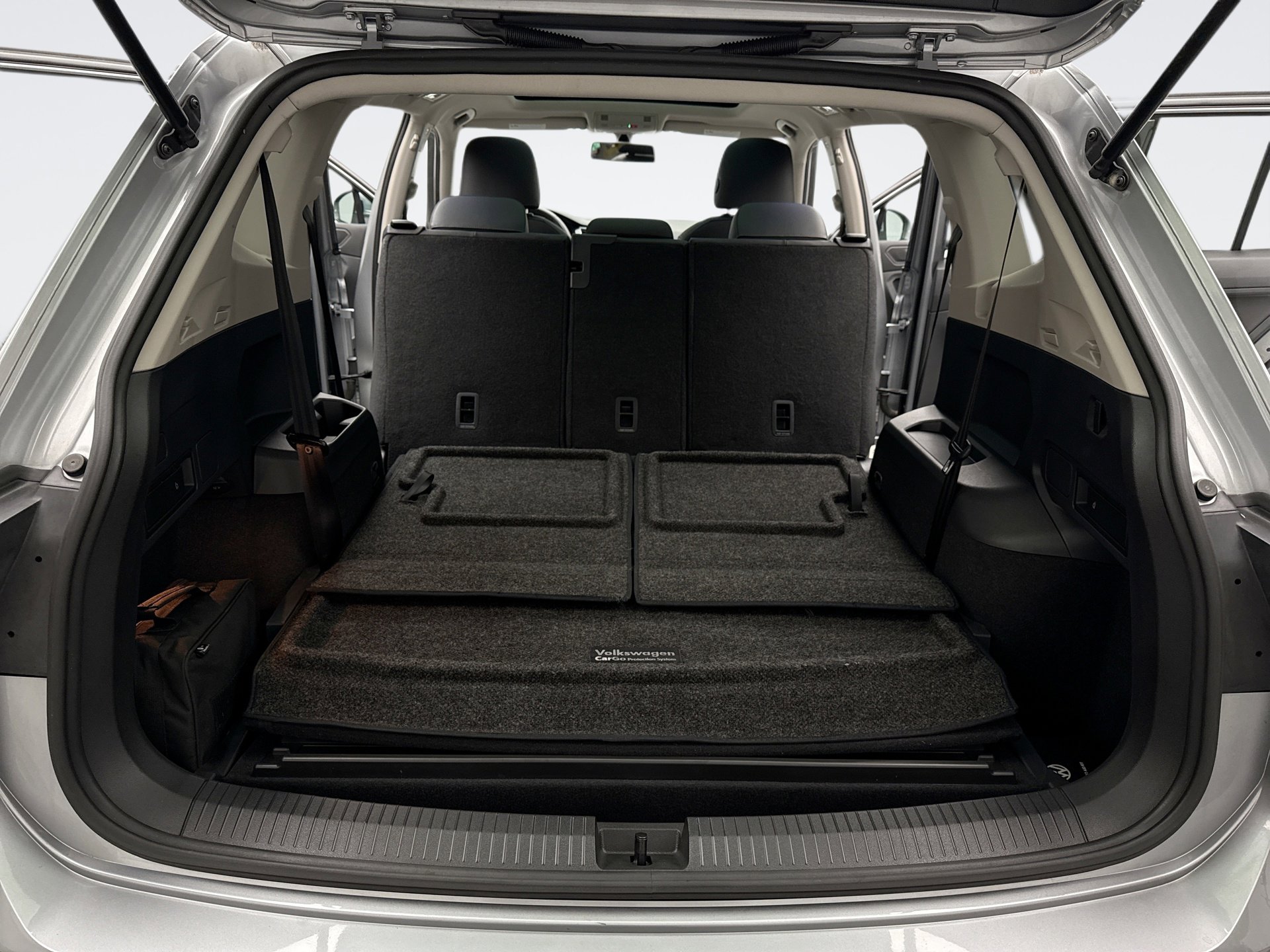 Used 2020 Volkswagen Tiguan SE w/ Panoramic Sunroof Package image 24