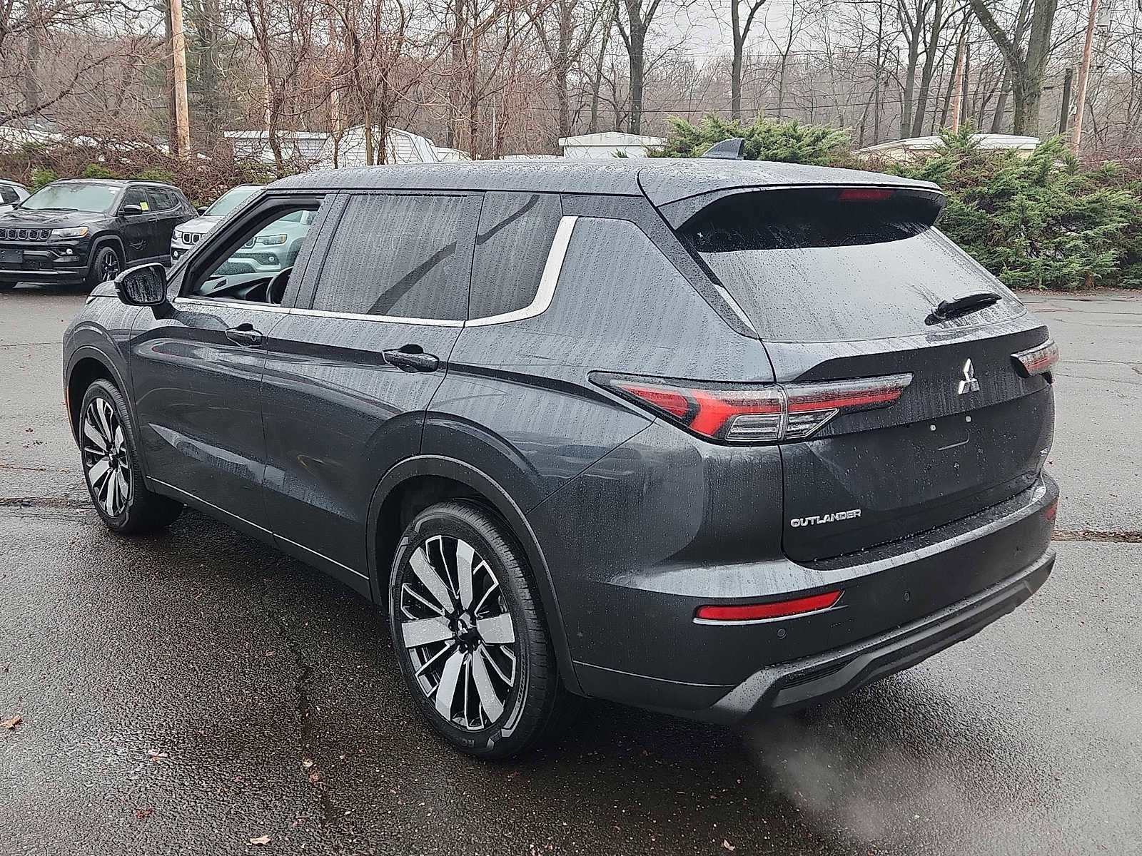 Used 2025 Mitsubishi Outlander SE image 4