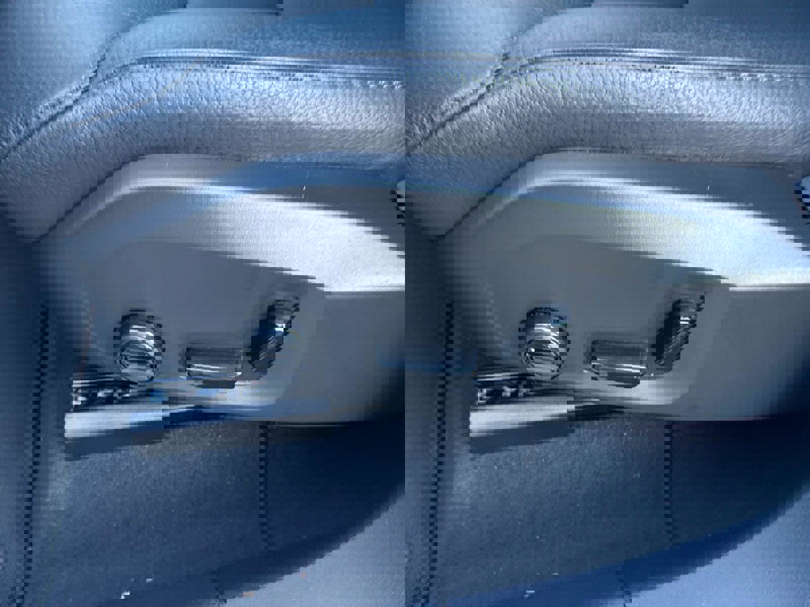 Used 2025 Volvo XC60 B5 Plus image 18