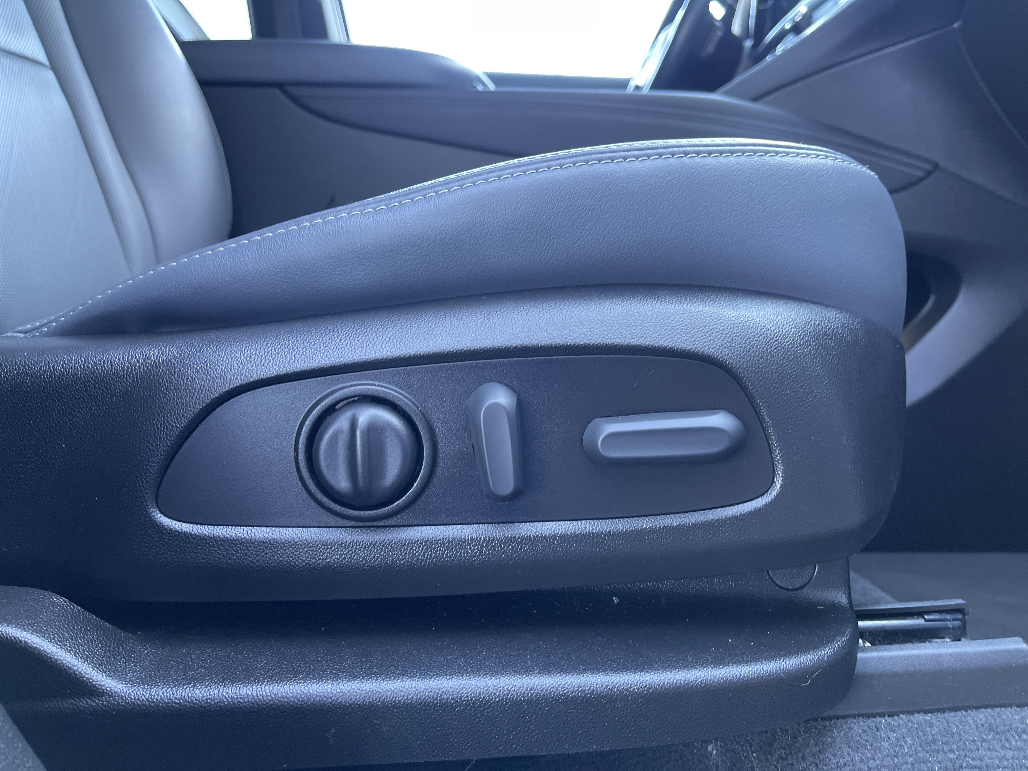 Used 2023 Buick Enclave Essence image 35