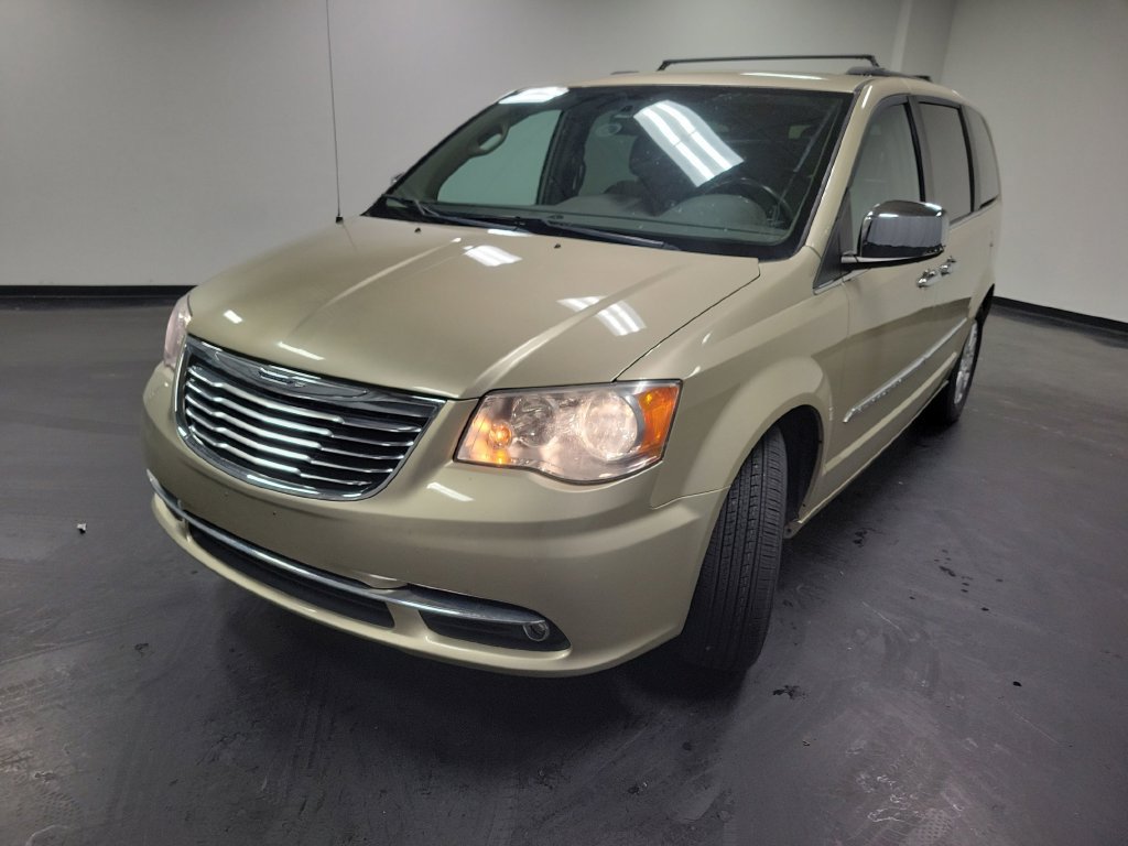 Used 2012 Chrysler Town & Country Touring-L w/ Driver Convenience Group FWD image 5