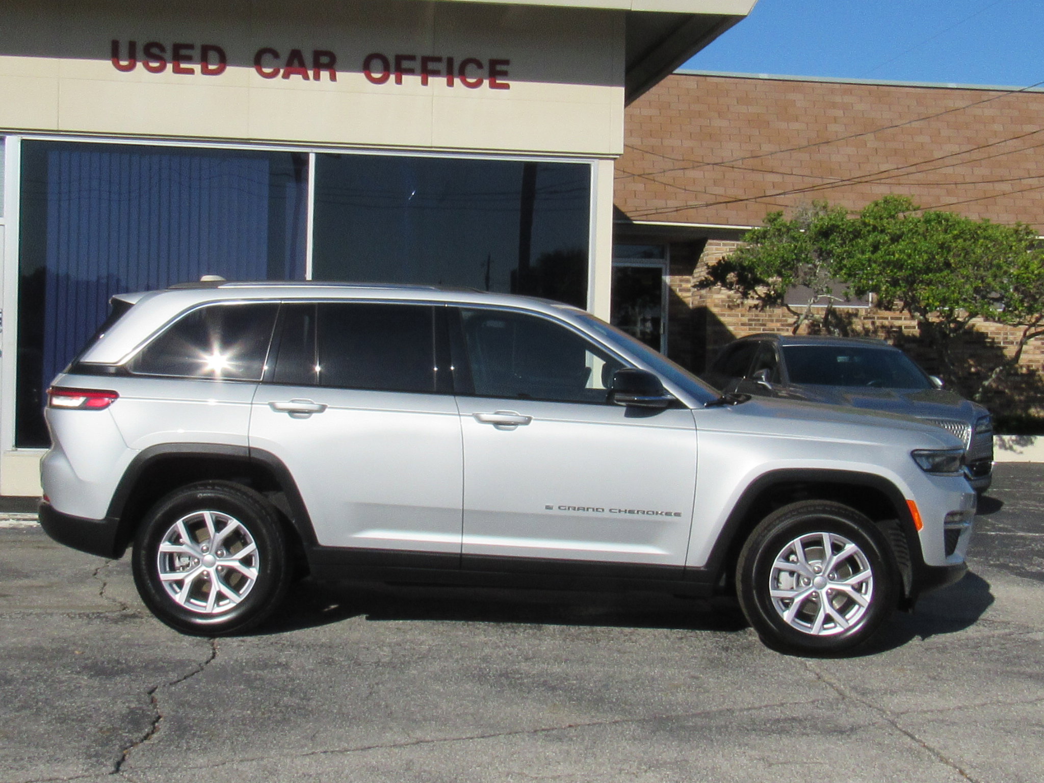 Used 2022 Jeep Grand Cherokee Limited image 2