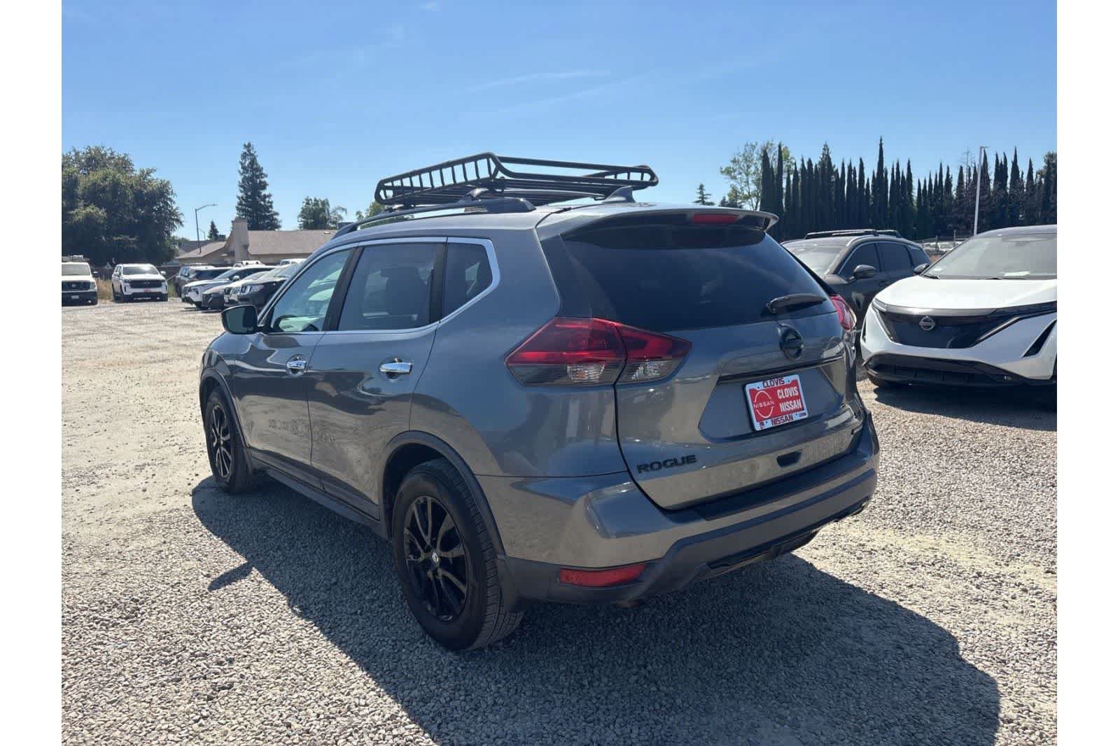Used 2018 Nissan Rogue SV image 3