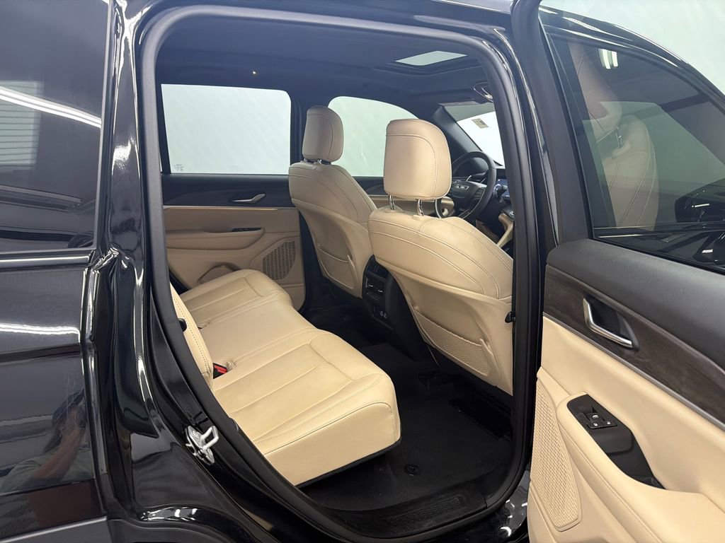Used 2023 Jeep Grand Cherokee Limited w/ Black Appearance Package RWD image 17