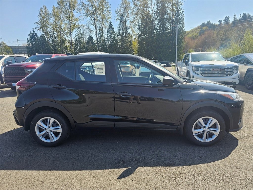 New 2025 Nissan Kicks Play S image 4