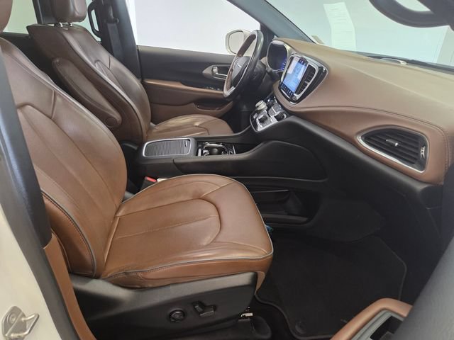 Used 2021 Chrysler Pacifica Limited w/ Uconnect Theater Family Group FWD image 21
