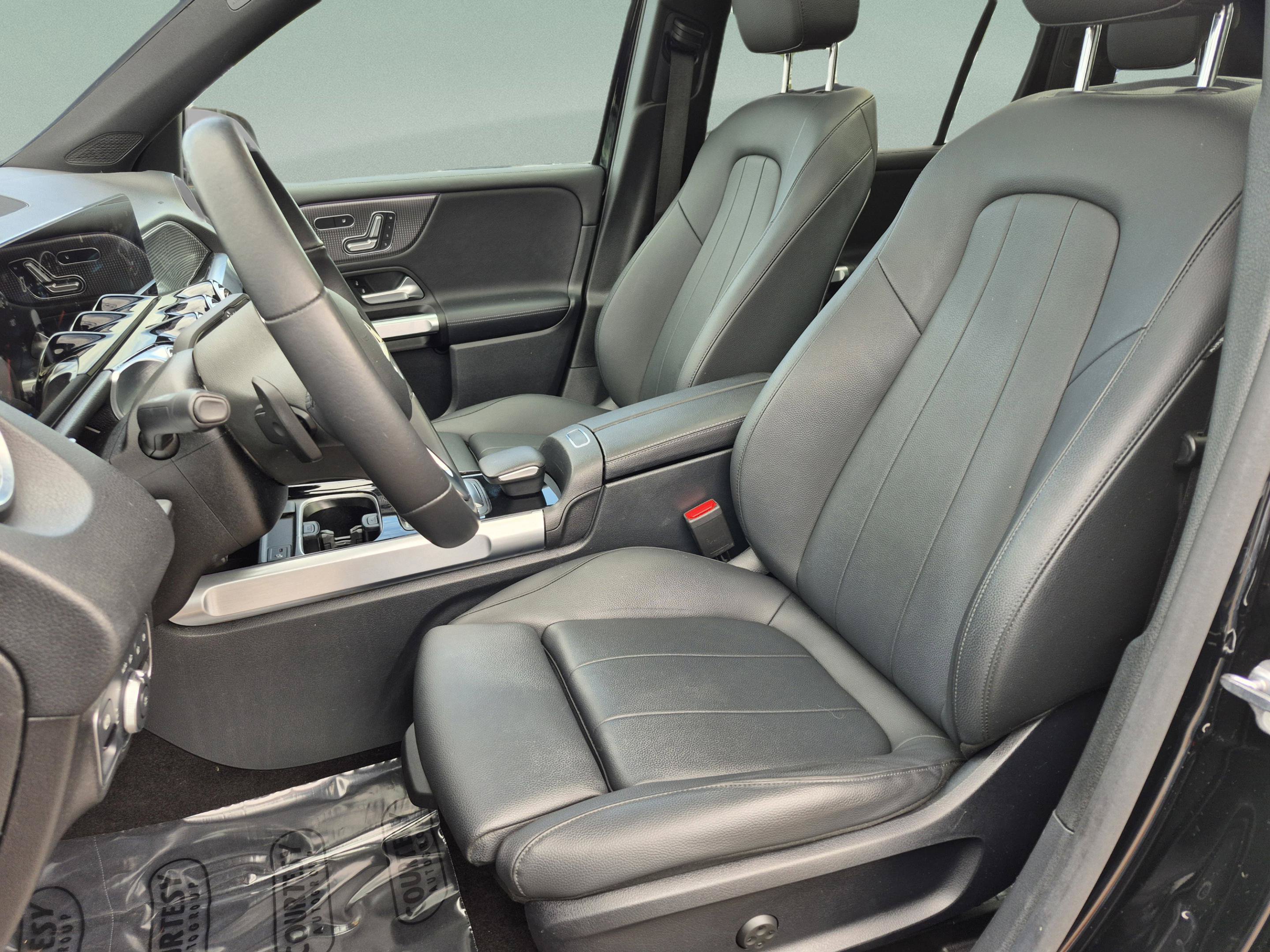 Used 2023 Mercedes-Benz GLB 250 image 21