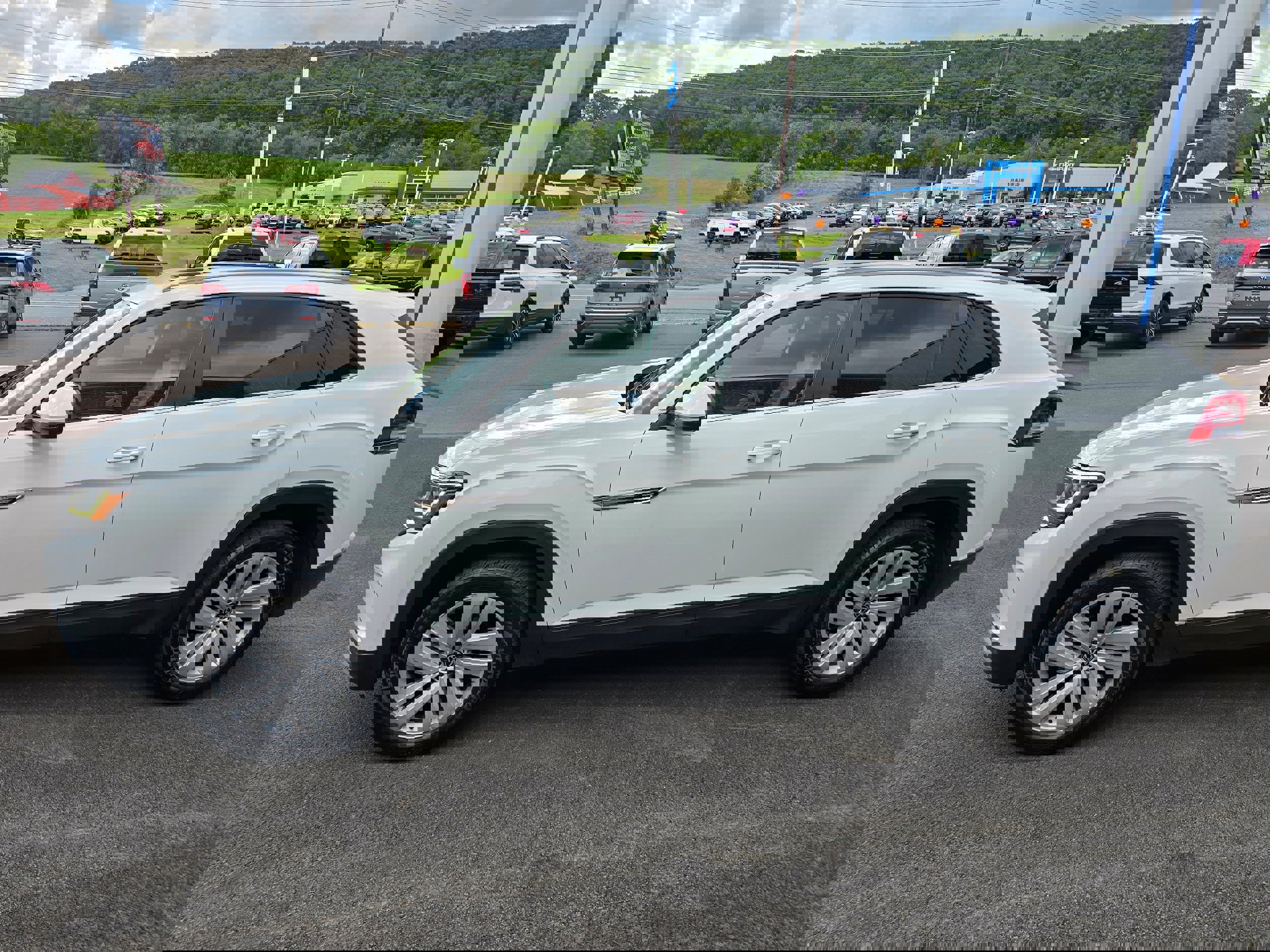 Certified 2022 Volkswagen Atlas Cross Sport SE image 4