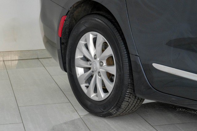 Used 2019 Chrysler Pacifica Touring-L FWD image 59
