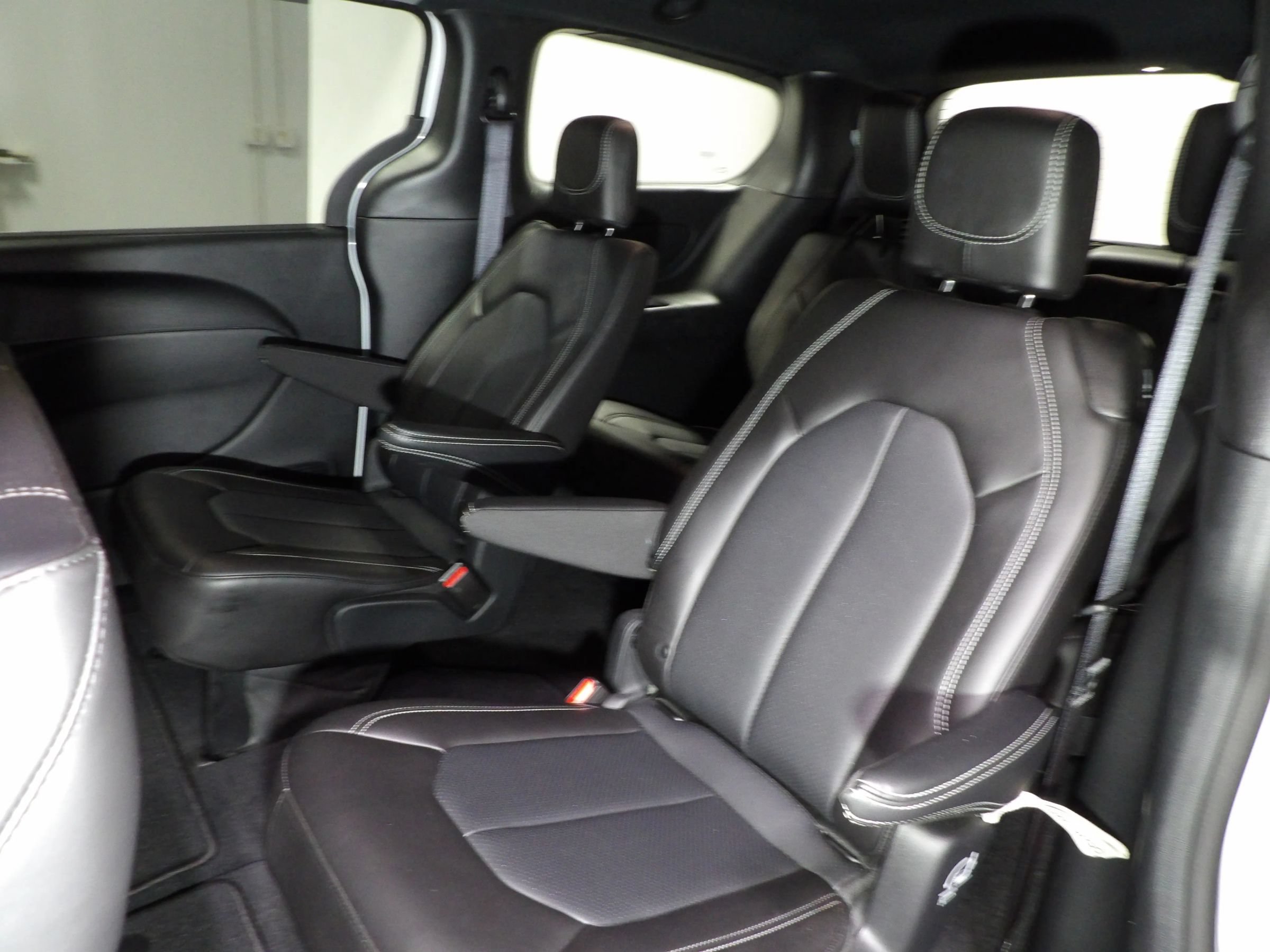 Used 2025 Chrysler Pacifica Select FWD image 13