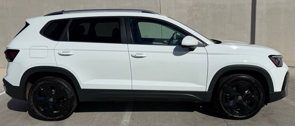 Certified 2025 Volkswagen Taos SE image 2
