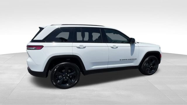 Used 2025 Jeep Grand Cherokee Altitude AWD/4WD image 8