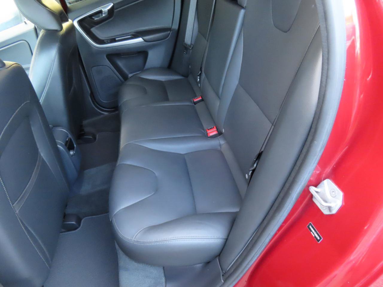 Used 2016 Volvo XC60 T6 w/ Proximity Package FWD image 12