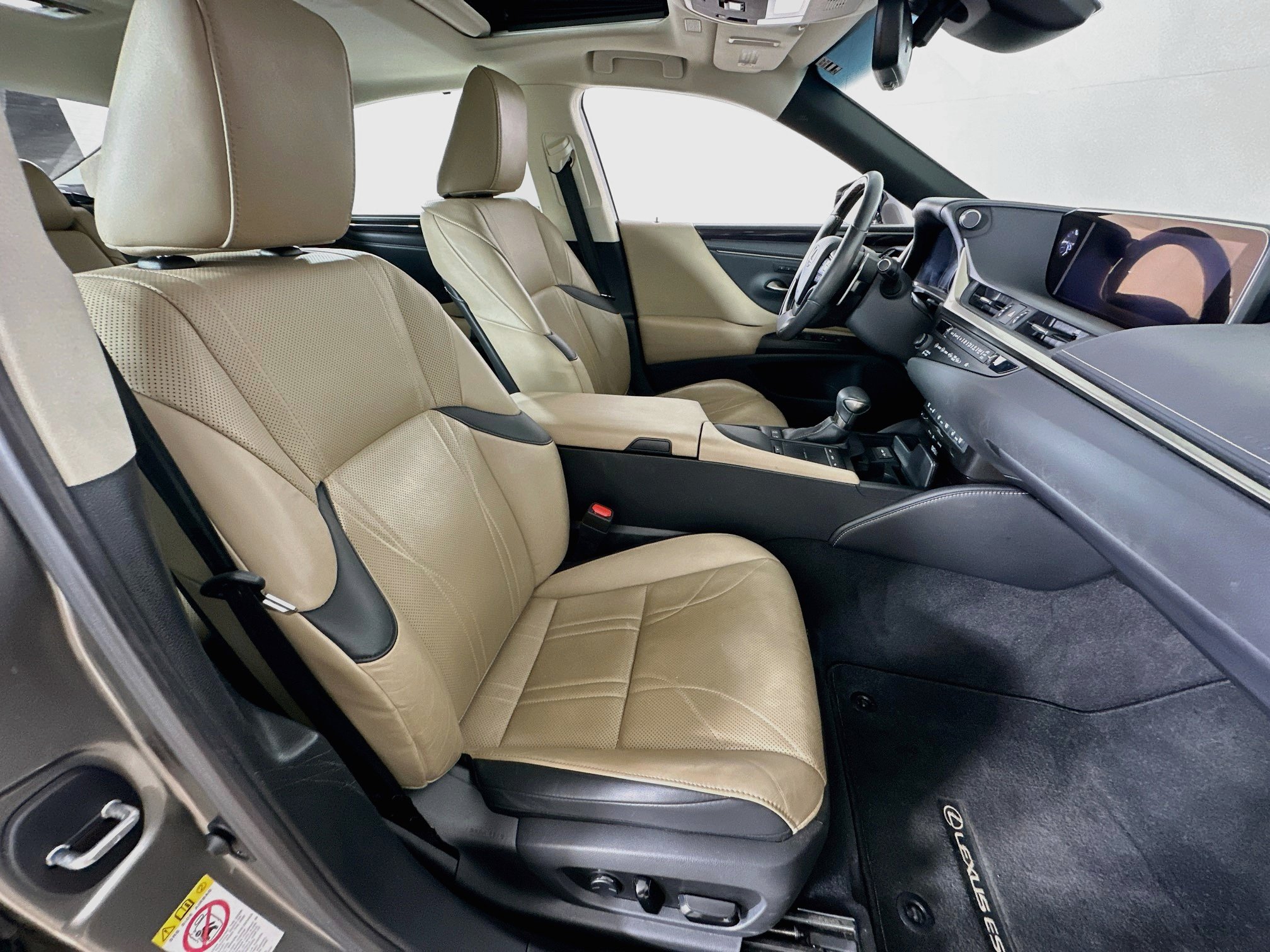 Used 2019 Lexus ES 300h Ultra Luxury FWD image 32