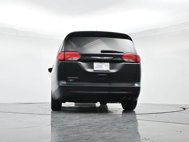 Used 2022 Chrysler Voyager LX image 39