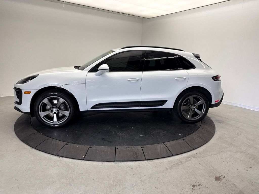 Certified 2024 Porsche Macan AWD/4WD image 2