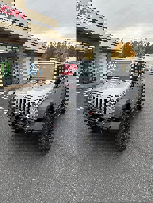 Used 2018 Jeep Wrangler Unlimited Rubicon w/ Connectivity Group image 2