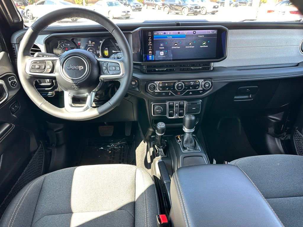 Used 2025 Jeep Wrangler Unlimited Sahara AWD/4WD image 16