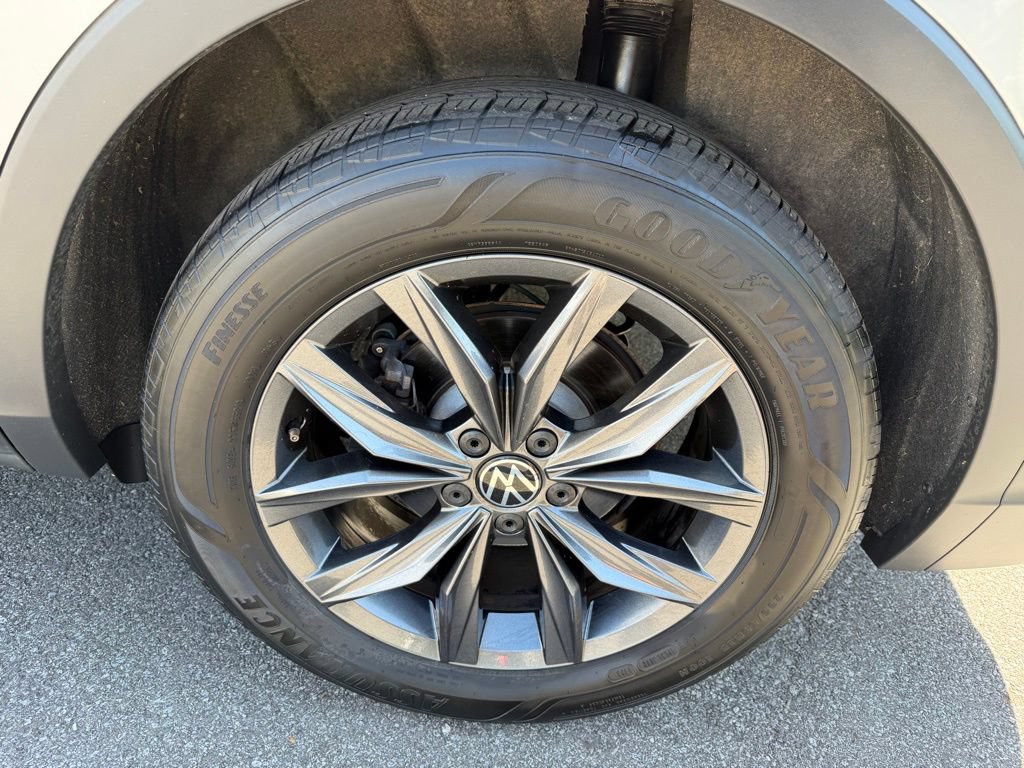 Certified 2023 Volkswagen Tiguan SE FWD image 33