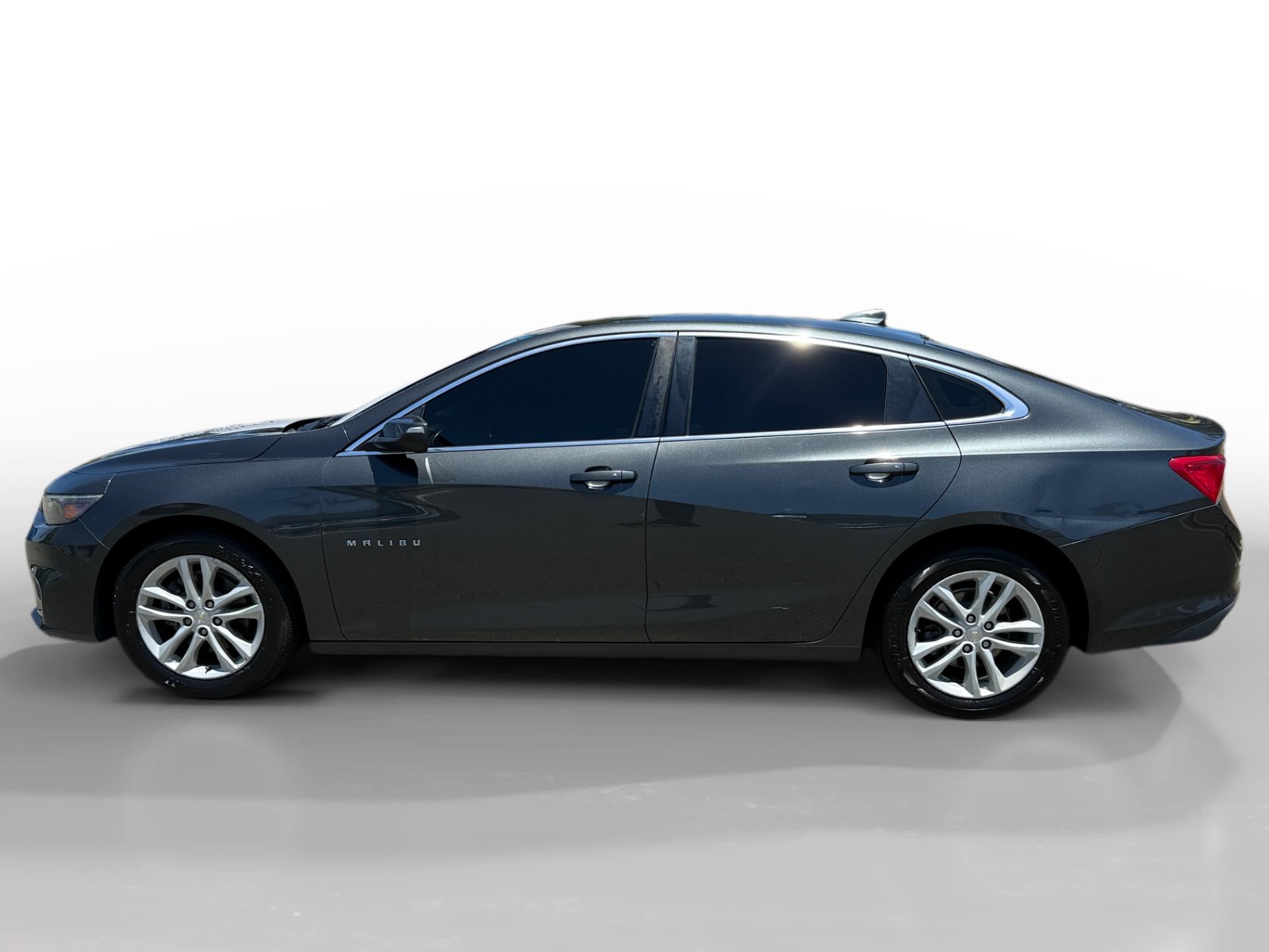 Used 2018 Chevrolet Malibu LT FWD image 2