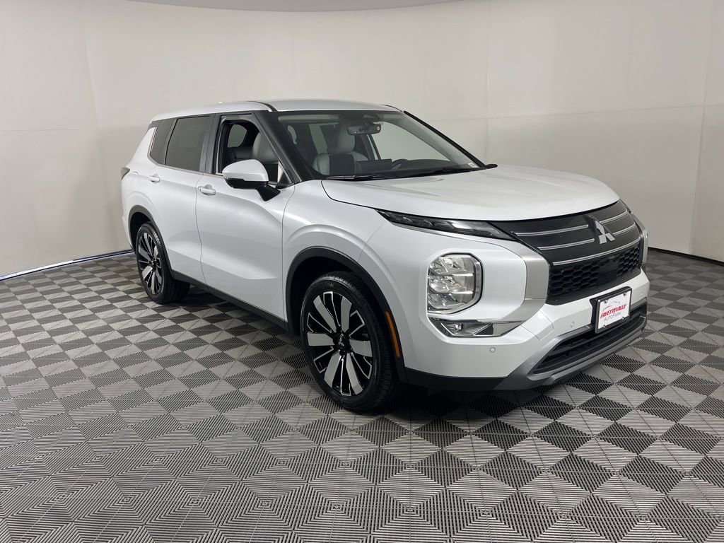 Used 2025 Mitsubishi Outlander SE image 16