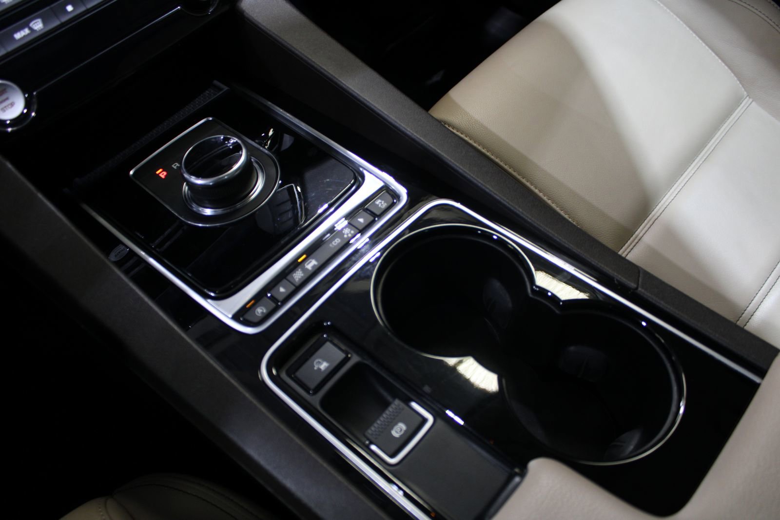 Used 2017 Jaguar F-PACE Prestige image 35