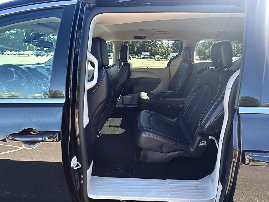 Used 2024 Chrysler Pacifica Touring-L FWD image 29