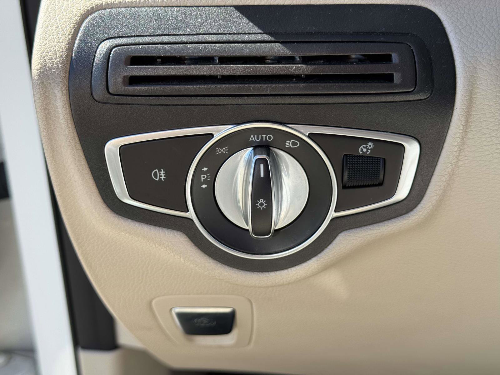 Used 2019 Mercedes-Benz GLC 300 4MATIC image 18