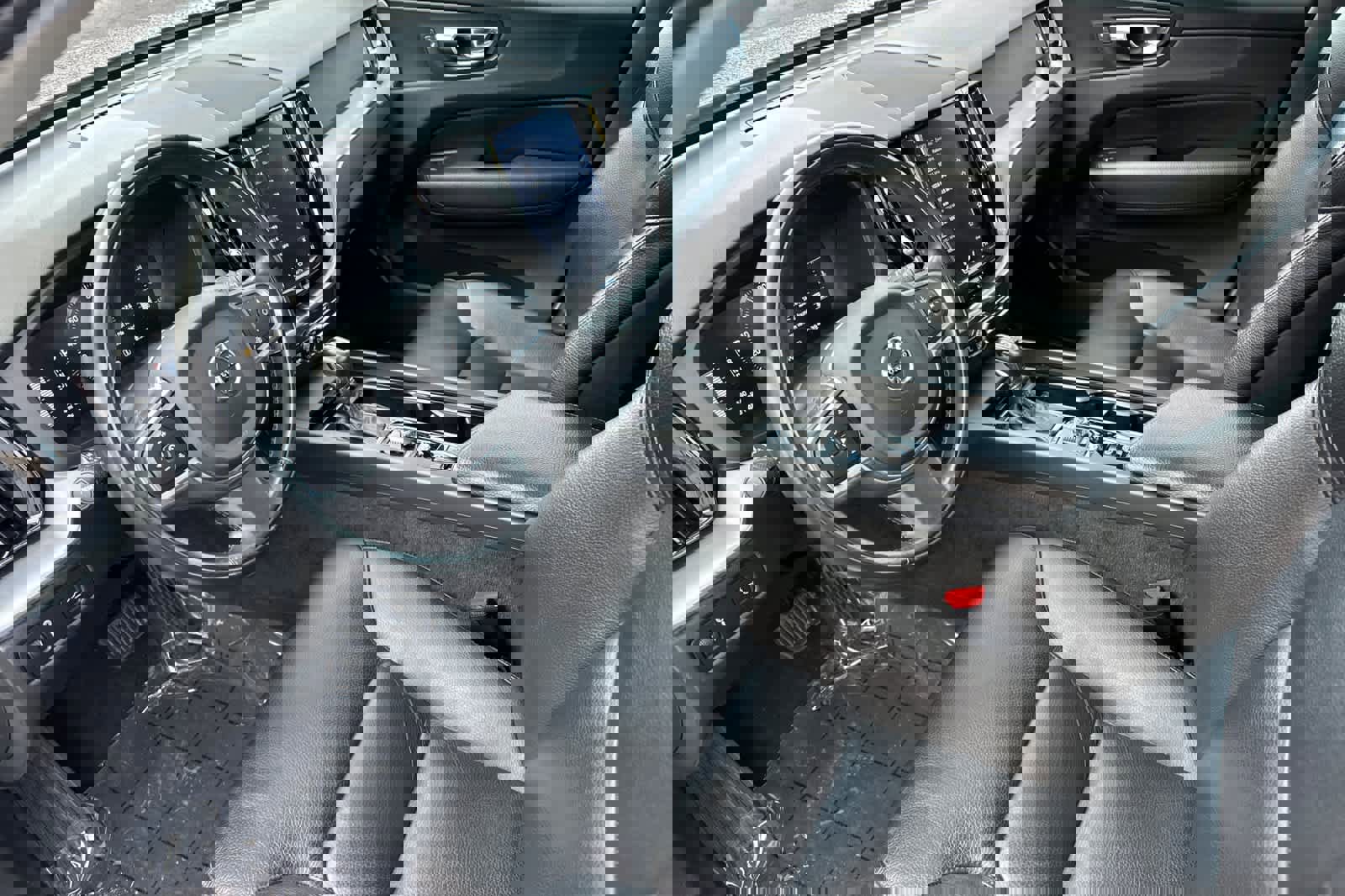 Used 2018 Volvo XC60 T5 Momentum w/ Convenience Package image 11