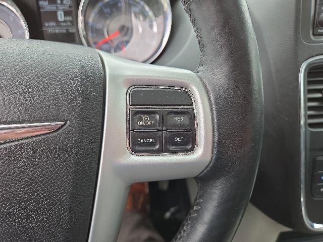 Used 2016 Chrysler Town & Country Touring-L FWD image 46