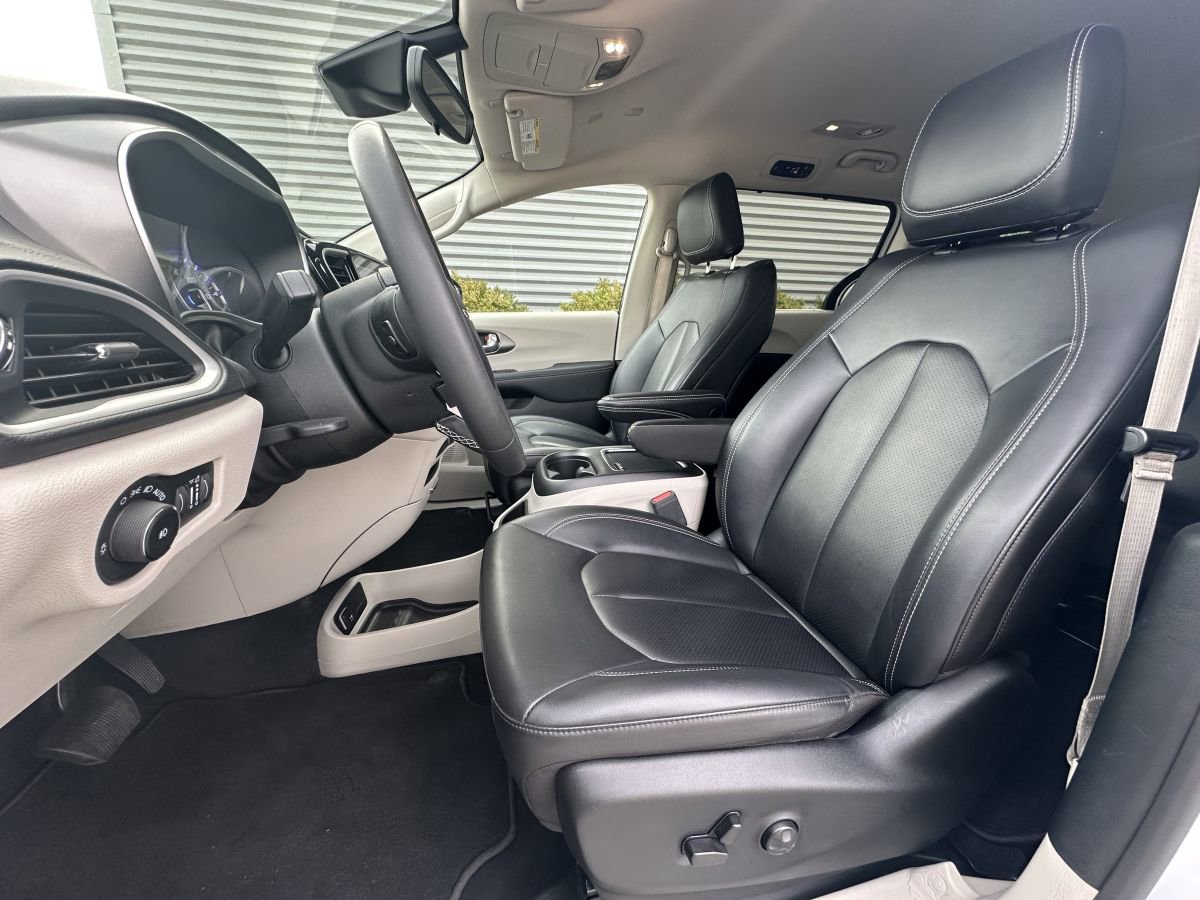 Used 2024 Chrysler Pacifica Touring-L FWD image 11