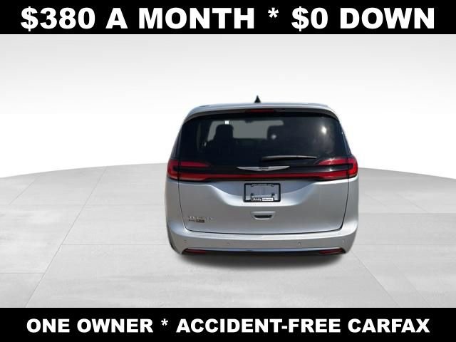 Used 2023 Chrysler Pacifica Touring-L image 4