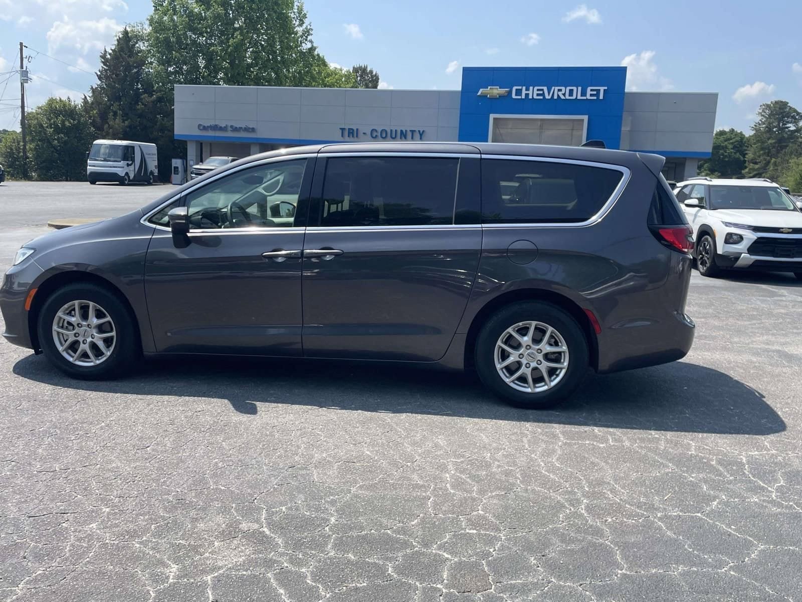 Used 2023 Chrysler Pacifica Touring-L FWD image 6